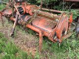une vieille machine rouillée, abandonnée au milieu d'un champ