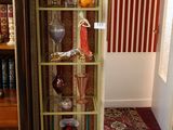 une vitrine en verre dans le coin d'une pièce