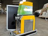 une machine posée à même le sol dans un entrepôt