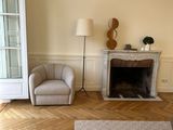 un salon avec deux fauteuils et une cheminée