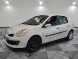 la photo d'une voiture blanche garée dans un garage