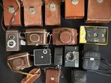tout un tas d'appareils photo anciens de toutes sortes sur la table