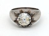 gros plan d'une bague en diamant sur une surface blanche