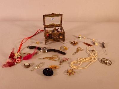 une petite boîte en bois remplie de bijoux, posée sur une table