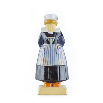 figurine en bois représentant une femme vêtue d'une robe rayée bleue et blanche