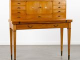 un bureau en bois avec des tiroirs et des tiroirs sur le dessus