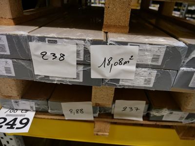 une pile de cartons sur une étagère dans un magasin