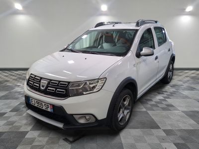 une photo d'une dacia blanche garée sur un sol en damier