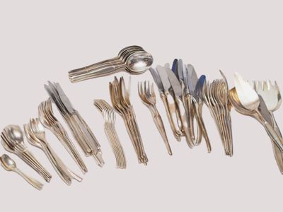 beaucoup de fourchettes et de cuillères sur la table