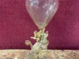 un vase en verre posé sur une table
