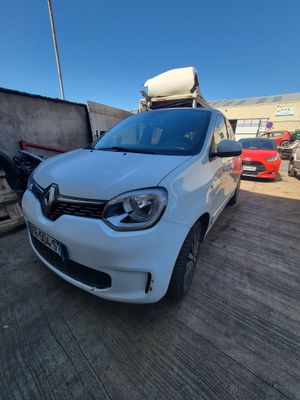 la voiture blanche est garée dans le parking à côté d'autres voitures