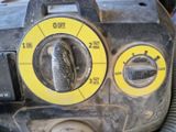 un gros plan d'une machine posée au sol