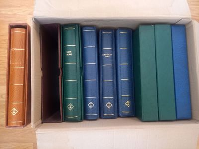 de nombreux livres dans la boîte posée sur la table