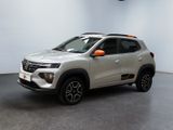 Le nouveau SUV Dacia est garé dans un showroom.