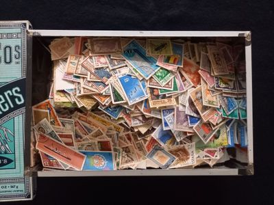 une boîte remplie de timbres posée sur une table
