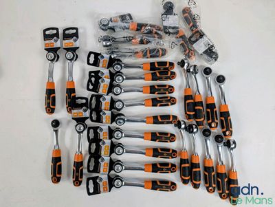 un grand nombre d'outils posés sur la table