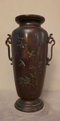 Vase à anses en bronze à décor de fleurs, oiseaux et papillo…