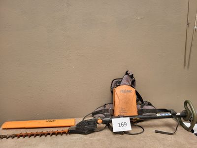 une photo d'une débroussailleuse à fil et d'un sac à dos posés par terre