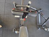 vue de dessus d'un ensemble d'appareils de musculation installés sur un sol carrelé