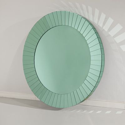un miroir rond accroché au mur d'une pièce