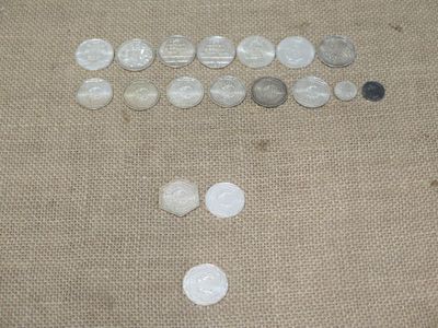 un lot de pièces de monnaie sur une table