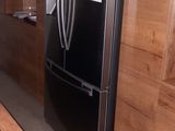 une photo d'une cuisine équipée d'appareils électroménagers en acier inoxydable