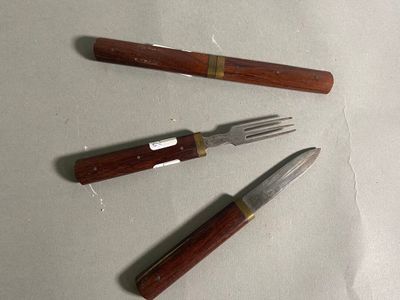 trois couteaux et une fourchette sur une table