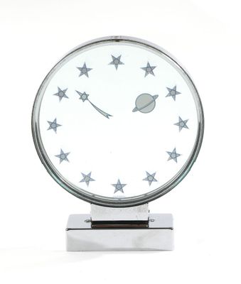 une horloge en argent ornée d'étoiles, posée sur un socle