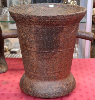 Important mortier en fonte de fer à deux prises latérales, H…