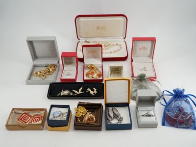 de nombreux types de bijoux, rangés dans des boîtes posées sur la table