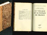 un livre ouvert posé sur une table, devant un fond noir