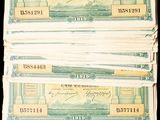 plusieurs liasses de billets de dix dollars empilées les unes sur les autres