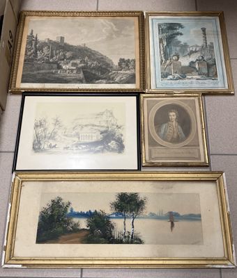 de nombreuses photos encadrées sur le sol de cette pièce