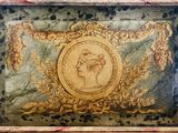 tableau représentant une femme de profil, encadré et accroché au mur