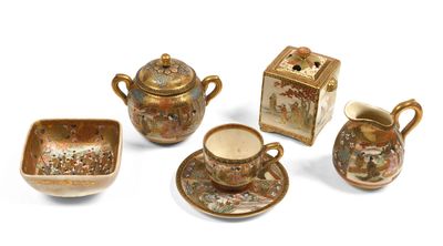 quatre pièces d'un service à thé ancien posées sur un fond blanc