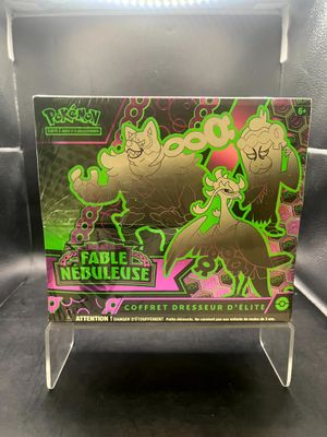 une boîte de cartes à collectionner Pokémon sur laquelle figure un personnage de dessin animé