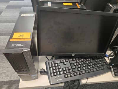 un ordinateur de bureau posé sur une table avec un clavier et une souris
