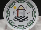 une assiette sur laquelle est représentée une maison