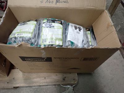 une boîte en carton remplie de sacs de nourriture posée sur une palette