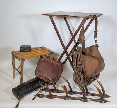 une petite table sur laquelle se trouvent un sac et un sac à main