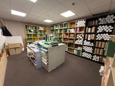 une pièce remplie d'une multitude de livres et de papiers