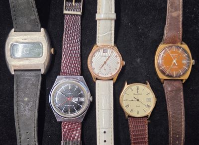Plusieurs modèles de montres sont alignés sur une surface noire