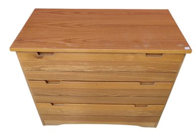 commode en bois comportant quatre tiroirs de chaque côté