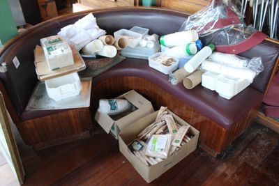 un canapé sur lequel sont posées de nombreuses boîtes contenant divers objets