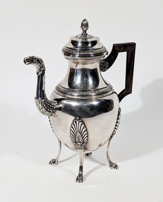 CAFETIÈRE en métal argenté et anse en bois exotique, à décor…