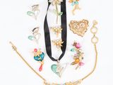 un assortiment de bijoux fantaisie comprenant un collier, un bracelet et une broche