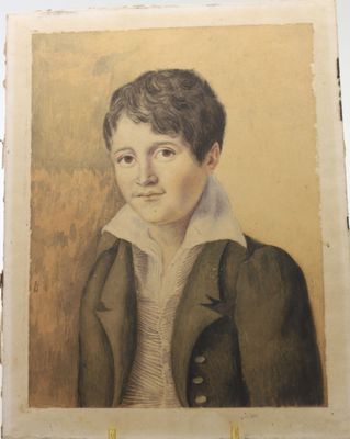 portrait d'un jeune garçon vêtu d'une veste marron et d'une chemise blanche