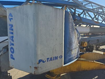 une grue posée au sol à côté d'un camion