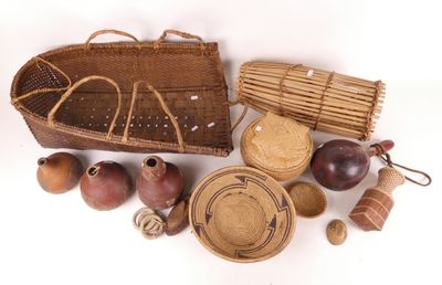 un grand nombre d'objets posés sur une surface blanche