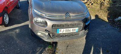 deux voitures garées l'une à côté de l'autre sur le bord de la route
